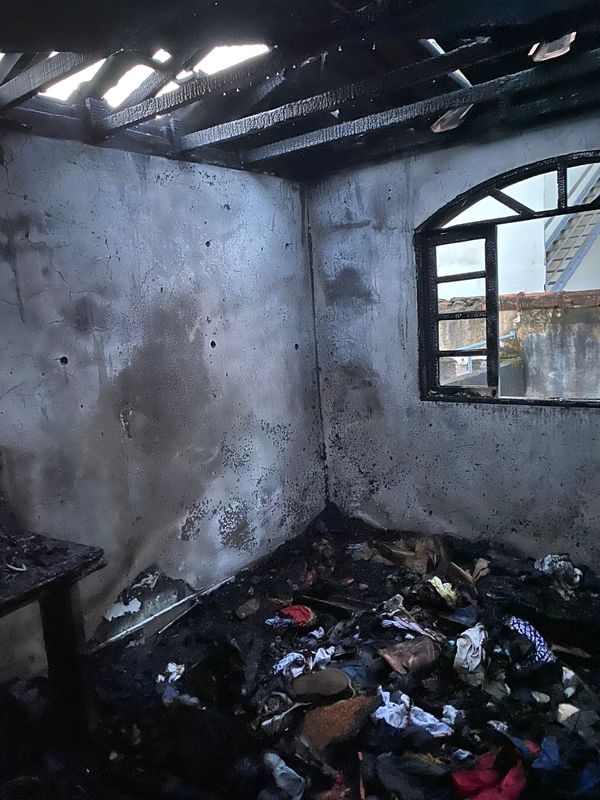 O fogo atingiu o terraço da casa, onde era guardada as roupas doadas para o bazar do local por Helton Souza  
