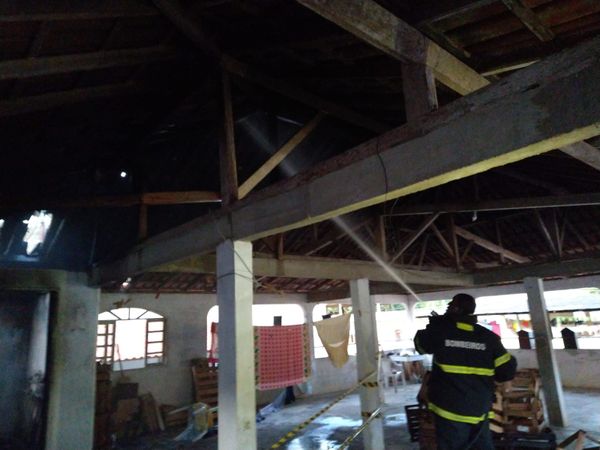 O telhado do terraço do lar dos idosos ficou prejudicado após o incêndio por Helton Souza  