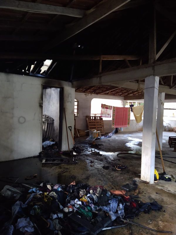 O fogo atingiu o terraço da casa, onde era guardada as roupas doadas para o bazar do local por Helton Souza  