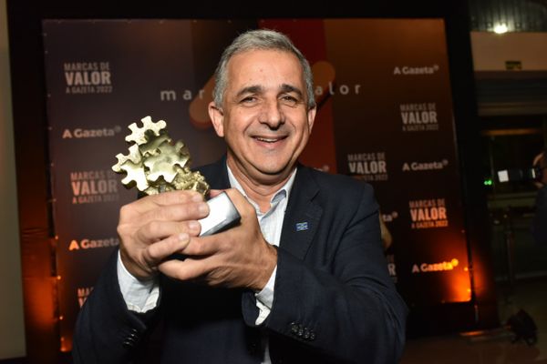 Pedro Rigo, superintendente do Sebrae/ES, com  o troféu Marcas de Valor