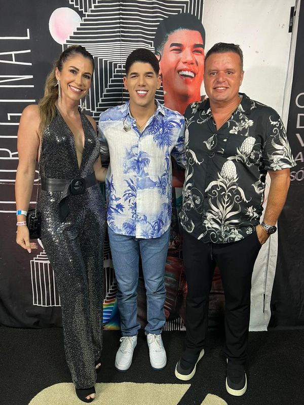 Zé Vaqueiro com o casal Ludmylla e Gustavo Batista  por Leo Gurgel