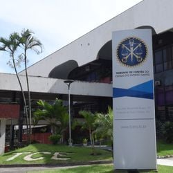 Decisão, que tem caráter urgente e provisório, acata representação feita por uma empresa de engenharia, que aponta possíveis irregularidades no pregão, que tem objetivo de instalar energia solar em prédios públicos da cidade