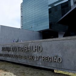 Conforme decisão da Terceira TRT da 17ª Região (ES), conduta da empresa violou o princípio da dignidade da pessoa humana e teve motivação discriminatória