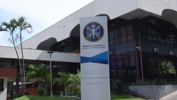 Decisão, que tem caráter urgente e provisório, acata representação feita por uma empresa de engenharia, que aponta possíveis irregularidades no pregão, que tem objetivo de instalar energia solar em prédios públicos da cidade