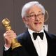 Globo de Ouro 2023: Steven Spielberg posa com as estatuetas de Melhor Diretor e Melhor Filme de Drama
