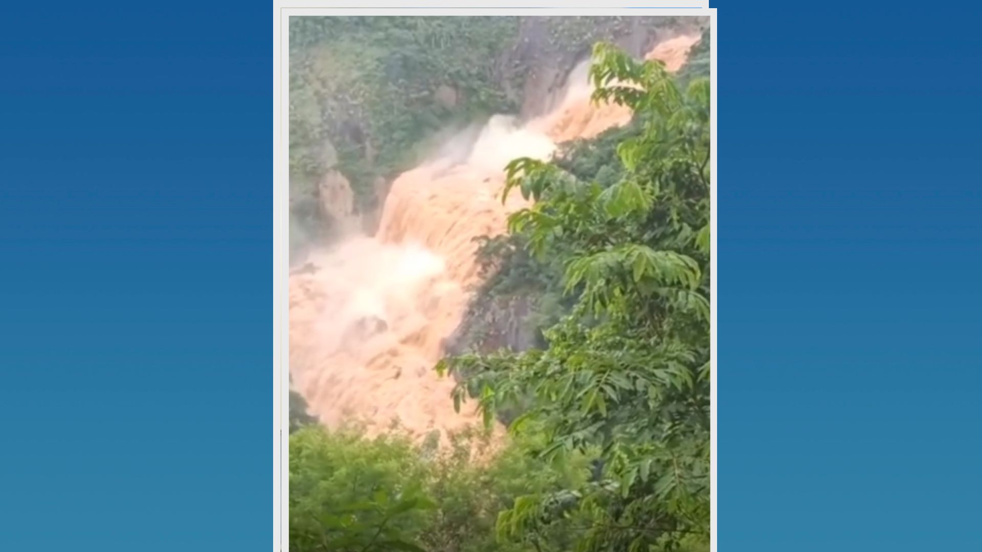 A água vinda do município de Iúna desaguou em uma cachoeira do interior de Muniz Freire e o volume chamou a atenção