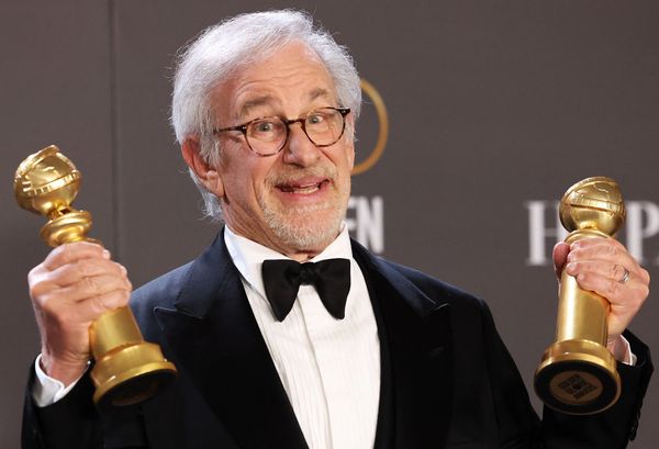 Globo de Ouro 2023: Steven Spielberg posa com as estatuetas de Melhor Diretor e Melhor Filme de Drama