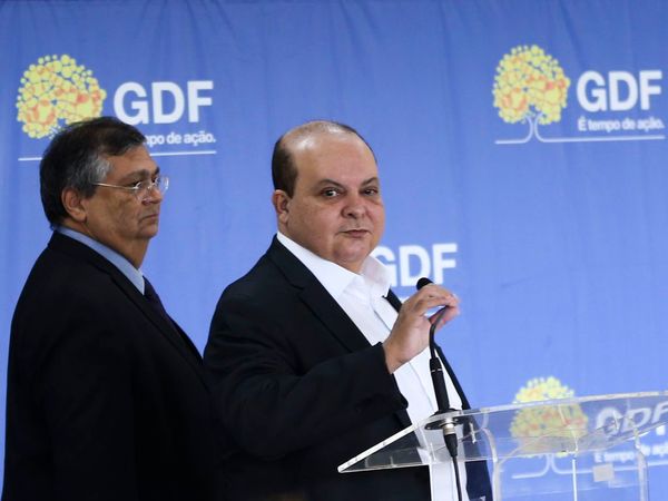 O ministro da Justiça, Flavio Dino,e o governador do Distrito Federal, Ibaneis Rocha, falam à imprensa
