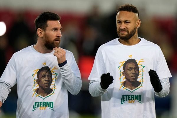 Os jogadores Lionel Messi e Neymar, do Paris Saint-Germain, entram em campo com camiseta em homenagem ao ex-jogador   Pelé