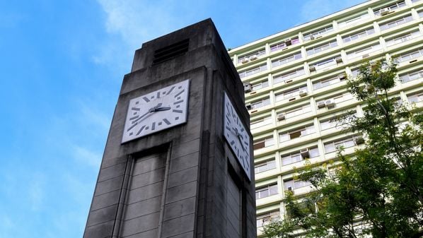 Que prazer não controlar o tempo que a rigor não existe, é apenas uma manipulação autoritária da realidade