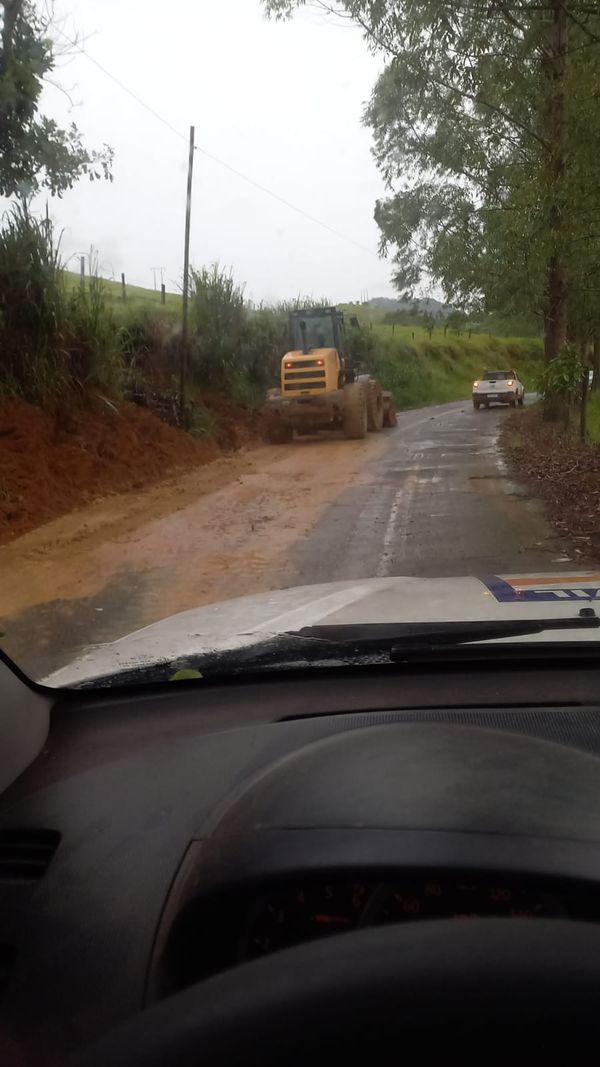 Mais de 20 barreiras caíram na estrada que liga Mimoso do Sul ao distrito de São Pedro do Itabapoana devido à chuva por Defesa Civil de Mimoso do Sul | Leonardo Ferreira