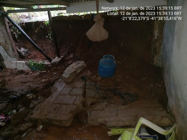 O muro de uma casa caiu no distrito de São Pedro do Itabapoana, em Mimoso do Sul por Defesa Civil de Mimoso do Sul | Leonardo Ferreira