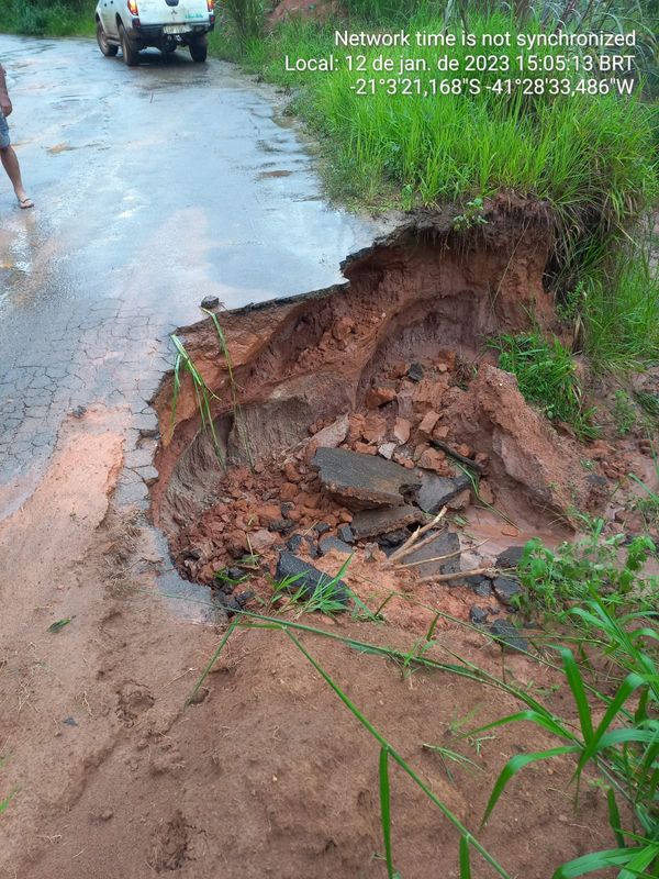 Mais de 20 barreiras caíram na estrada que liga Mimoso do Sul ao distrito de São Pedro do Itabapoana devido à chuva por Defesa Civil de Mimoso do Sul | Leonardo Ferreira