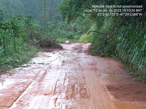 Mais de 20 barreiras caíram na estrada que liga Mimoso do Sul ao distrito de São Pedro do Itabapoana devido à chuva por Defesa Civil de Mimoso do Sul | Leonardo Ferreira
