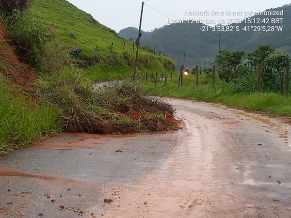 Mais de 20 barreiras caíram na estrada que liga Mimoso do Sul ao distrito de São Pedro do Itabapoana devido à chuva por Defesa Civil de Mimoso do Sul | Leonardo Ferreira