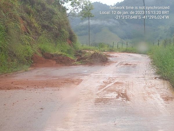 Mais de 20 barreiras caíram na estrada que liga Mimoso do Sul ao distrito de São Pedro do Itabapoana devido à chuva por Defesa Civil de Mimoso do Sul | Leonardo Ferreira