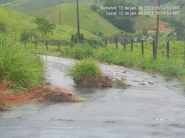 Mais de 20 barreiras caíram na estrada que liga Mimoso do Sul ao distrito de São Pedro do Itabapoana devido à chuva por Defesa Civil de Mimoso do Sul | Leonardo Ferreira