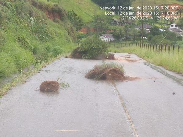 Mais de 20 barreiras caíram na estrada que liga Mimoso do Sul ao distrito de São Pedro do Itabapoana devido à chuva por Defesa Civil de Mimoso do Sul | Leonardo Ferreira