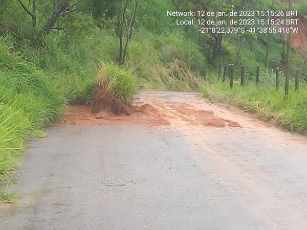 Mais de 20 barreiras caíram na estrada que liga Mimoso do Sul ao distrito de São Pedro do Itabapoana devido à chuva por Defesa Civil de Mimoso do Sul | Leonardo Ferreira