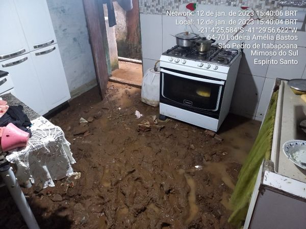 A chuva deixou uma casa toda suja de barro em Mimoso do Sul  por Defesa Civil de Mimoso do Sul | Leonardo Ferreira