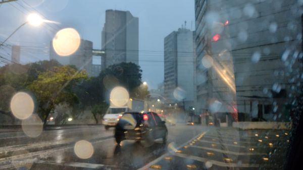 Chuva em Vitória na tarde desta quinta-feira (12) por Carlos Alberto