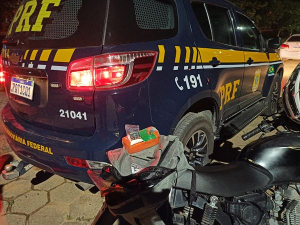 Motociclista de 25 anos foi detido com maconha e cocaína enquanto trafegava de Cariacica para Afonso Cláudio, pela BR 262