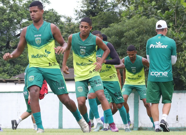Jogadores durante treino do Porto Vitória