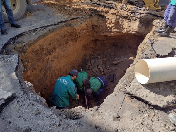 Equipes da Prefeitura de Cariacica já trabalhavam na manhã deste sábado (14) para fechar buraco em rua do bairro Vila Palestina
