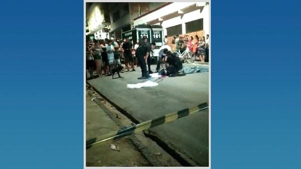 Perícia da Polícia Civil esteve no bairro São Francisco, em Cariacica, após crime cometido nessa sexta-feira (13)