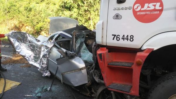 Seis pessoas morreram no acidente ocorrido neste domingo (15) em Sooretama. O veículo de passeio levava um casal e quatro crianças