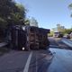 Imagem - Caminhão tomba e óleo combustível vaza na BR 101, em Rio Novo do Sul