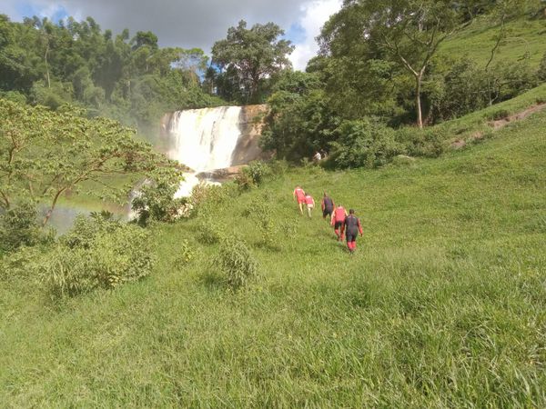 Bombeiros fazem busca por homem desaparecido em cachoeira  por Humberto Rocha