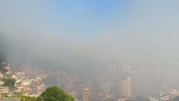 Incêndio atinge área de vegetação no Morro do Vigia, em Vitória por Leitor A Gazeta