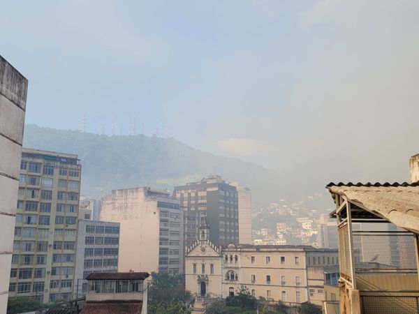 Incêndio atinge área de vegetação no Morro do Vigia, em Vitória por Leitor A Gazeta