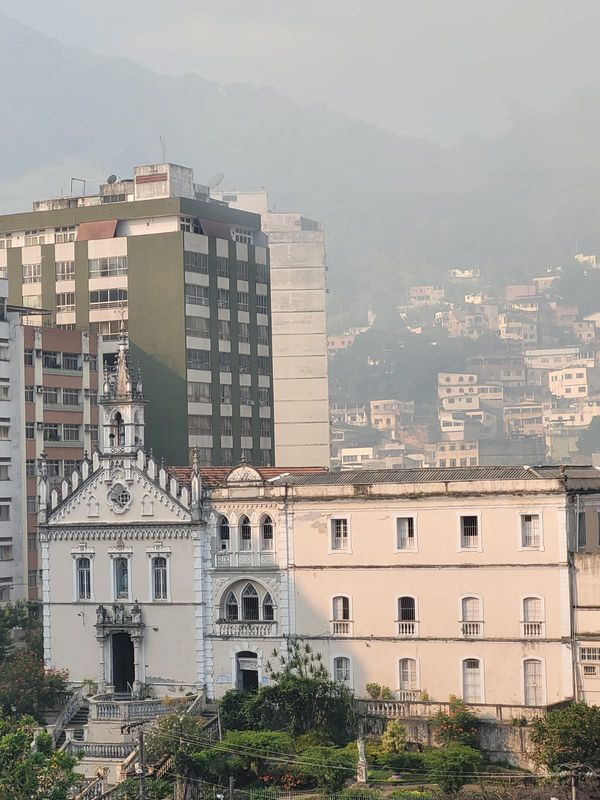 Incêndio atinge área de vegetação no Morro do Vigia, em Vitória por Leitor A Gazeta