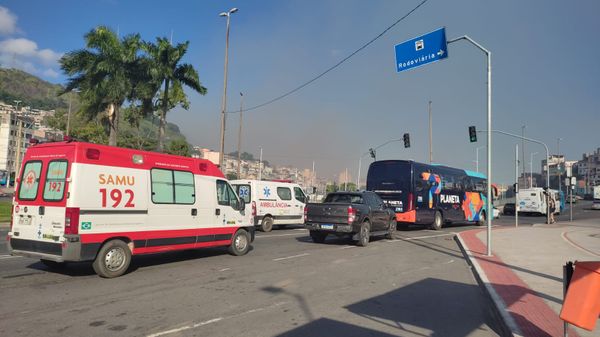 Incêndio atinge área de vegetação no Morro do Vigia, em Vitória por Leitor A Gazeta