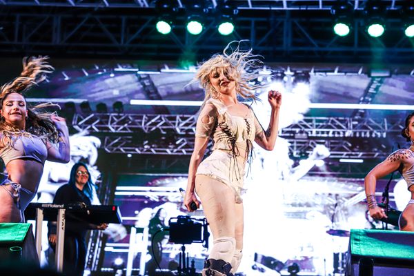 Luísa Sonza em seu show 