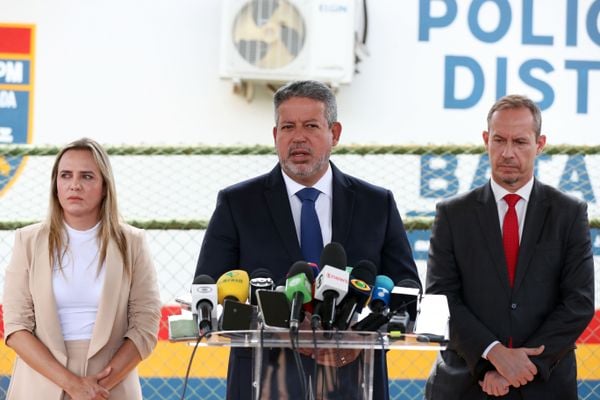 O Presidente da Câmara dos Deputados, Arthur Lira, o interventor Ricardo Cappelli e a governadora em exercício, Celina Leão, fazem visita técnica ao Batalhão da PM na Esplanada