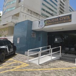 Confusão entre três colega de trabalho após um deles ser acusado de furto começou durante o expediente e terminou com invasão a um quarto de hotel e ameaças