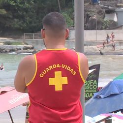 Equipe de guarda-vidas conseguiu resgatar o homem de 52 anos, que foi levado à UPA da cidade
