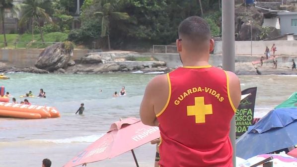 Equipe de guarda-vidas conseguiu resgatar o homem de 52 anos, que foi levado à UPA da cidade