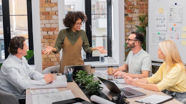 A diferença fundamental entre a pressão saudável e a sobrecarga destrutiva é que a primeira vem acompanhada de propósito, apoio e reconhecimento. Já a segunda fala sobre desorganização, mal-estar e falta de sentido