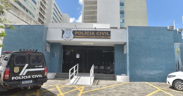 Dois homens pediram uma corrida, entre Jacaraípe e Jardim Limoeiro, e durante o trajeto anunciaram o assalto; a Guarda Municipal conseguiu prendê-los