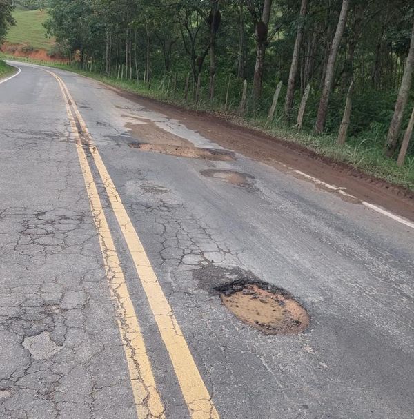 Buracos na rodovia estadual que liga Alfredo Chaves à BR 101