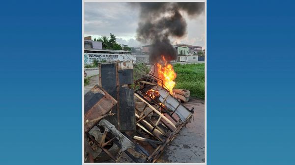 Moradores fecham rua em protesto a falta de água por Leitor A Gazeta
