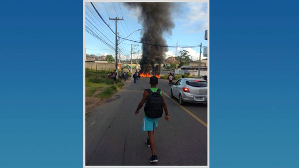 Moradores fecham rua em protesto a falta de água por Leitor A Gazeta