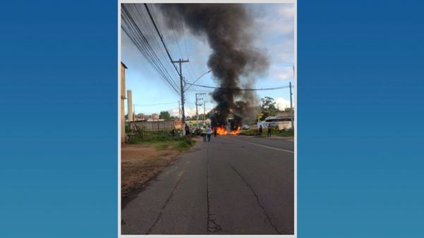 Moradores fecham rua em protesto a falta de água por Leitor A Gazeta
