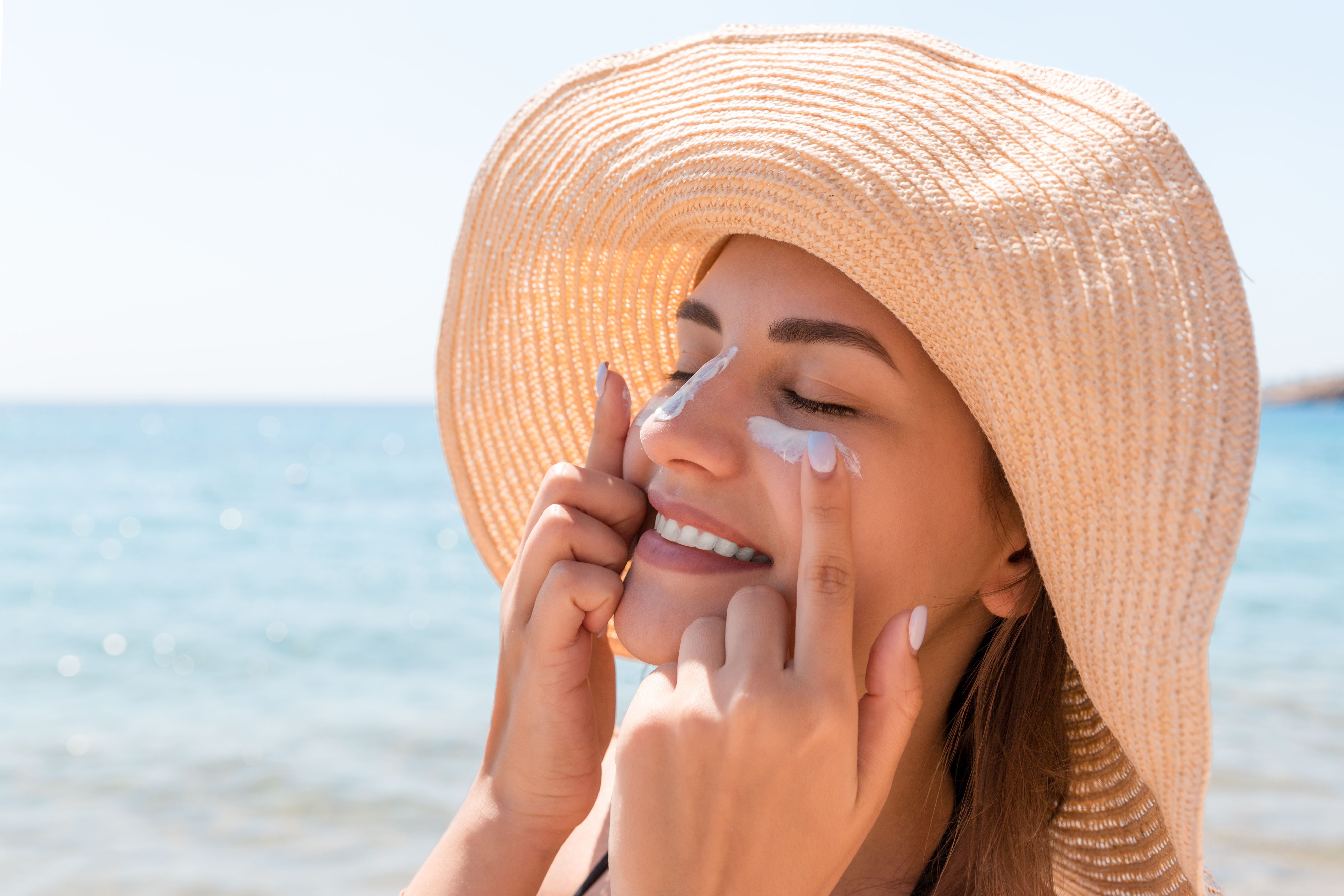Eles protegem a pele dos efeitos nocivos causados pelos raios solares UVA e UVB, ajudam a evitar o surgimento de rugas e linhas de expressão, e auxiliam na prevenção de manchas e outras doenças de pele