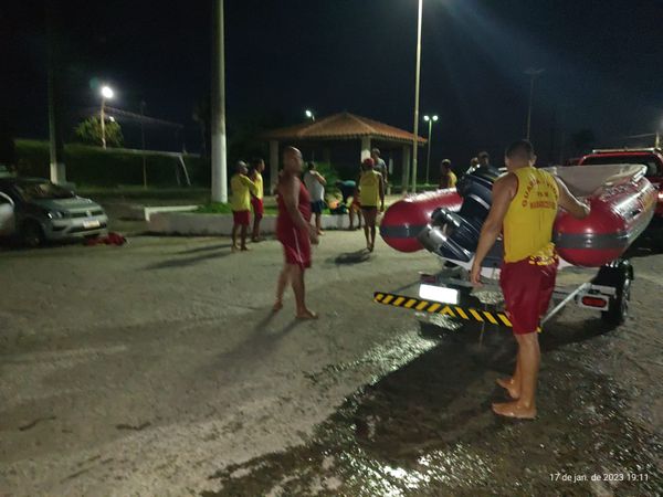 Piloto de parapente cai em mar de Marataízes 