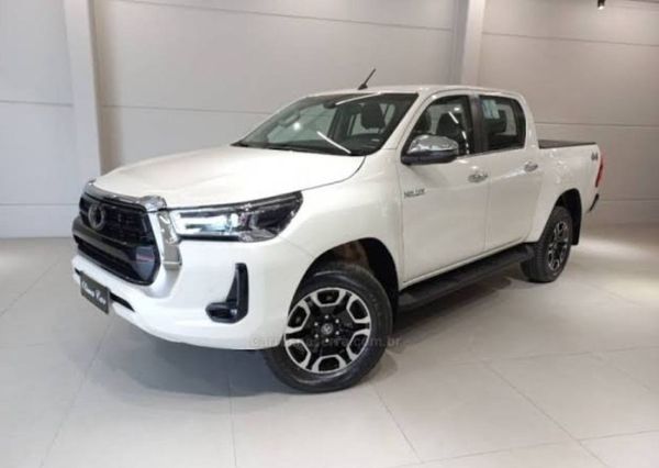 Veículo roubado é uma Toyota Hilux branca